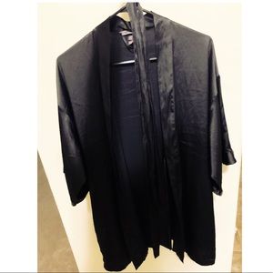 Victoria’s Secret Silk Robe🖤🌑